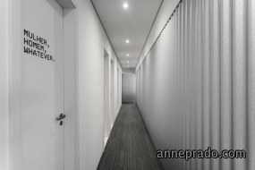 简易工业风办公室前台设计图片